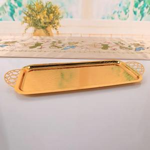 Plateau rectangulaire en acier inoxydable doré avec poignée pour tasses à thé et assiettes Décoration de mariage élégante - Product Image 1