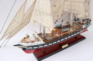 Modèle de bateau en bois peint à la main BELEM pour la décoration de table - Product Image 3