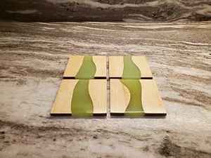 Posavasos de resina con almohadillas de madera de nogal para gama alta - Product Image 4