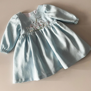 Robe brodée à la main en lin doux pour bébé fille Style décontracté pour le premier anniversaire des tout-petits OEM Made in Vietnam - Product Image 1
