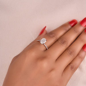 Elegante anillo de compromiso de moissanita con corte de cojín para mujer con banda de pavé delicada en plata de ley 925 Diamante de laboratorio brillante - Product Image 4