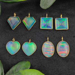 Colgante de bisel de plata de ópalo de fuego sintético, abalorios de ópalo hechos a mano chapados en oro, piedras preciosas de ópalo, proveedores de Joyería Al por mayor de La India - Product Image 2