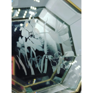 Boîte à bijoux avec logo personnalisé en verre biseauté et cadre en métal doré avec gravure au laser pour un rangement et une présentation élégants - Product Image 4