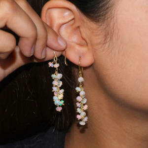 Pendientes colgantes de racimo largo con cuentas de ópalo blanco de Plata de Ley 925 para mujer en oro amarillo relleno joyería de piedra natal para ella - Product Image 4