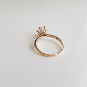 แหวนทองคำแท้ 14K ประดับด้วยมูนสโตนสีรุ้งธรรมชาติและเพชร ดีไซน์หรูหราสำหรับทุกเพศ เหมาะสำหรับเป็นของขวัญวันเกิดเดือนมิถุนายน หรือวันครบรอบแต่งงาน - Product Image 4