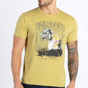 T-shirt en coton coupe ajustée pour homme Offre Spéciale avec sérigraphie unique à teinte claire Taille optimale et coupe élégante - Product Image 1