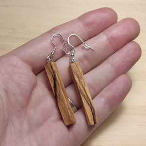 Designer en bois petites boucles d'oreilles de haute qualité cadeaux pour mariage anniversaire esthétique sculpté à la main Boho bijoux noeud - Product Image 1