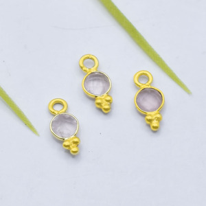 Colgante de Cuarzo Rosa Natural, Piedra de Nacimiento, Engaste de Bisel Redondo Facetado, Pequeño Amuleto Hecho a Mano, Chapado en Oro, Regalo - Product Image 4