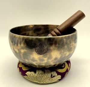 Grand bol musical en laiton avec vibrations profondes convenant à la thérapie d'équilibre des chakras Yoga méditation et guérison énergétique - Product Image 2