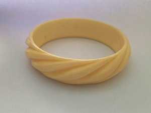 Brazalete de resina de diseño moderno Brazalete de resina de varios colores para mujeres y niñas para productos de venta caliente por artesanía de media luna - Product Image 2