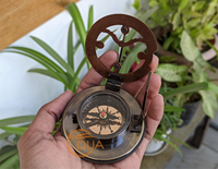 Brújula de Bolsillo Estilo Antiguo con Reloj Solar, Caja de Latón Hecha a Mano, Regalo Náutico Vintage para Coleccionistas, Puntero Artístico Resistente a Golpes