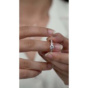 Bague de fiançailles classique solitaire SHREYA DIAM pour femme en argent 925 avec diamant de laboratoire taille brillant et pierres latérales en moissanite couleur D - Product Image 2