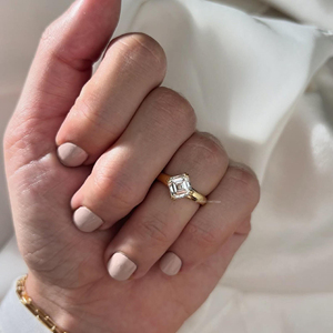 Bague de fiançailles Asscher Cut Moissanite avec pierre de 1.75 carats et quatre magnifiques griffes doubles avec bande de deux millimètres - Product Image 4