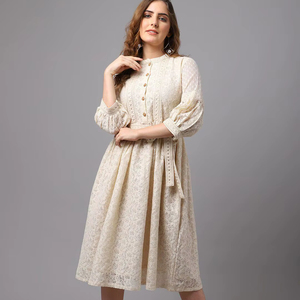 Vestido Midi Schiffli para mujer con inserciones de encaje y dobladillo acampanado - Product Image 1