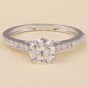 Anillo de Compromiso con Diamante Redondo Cultivado en Laboratorio, Elegante y Sostenible - Product Image 2