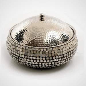 Elegante cazuela de metal martillado con incrustaciones florales, servicio artesanal de lujo para hoteles, catering y servicio de comida - Product Image 2