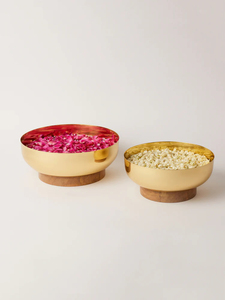 Cuenco de chapa de metal con acabado dorado de alta calidad hecho a mano con técnica pulida de base de madera natural para decoración de fiestas - Product Image 5