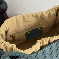 Bolso de Mano Plegable Personalizado con Hebilla Metálica, Color Azul Oscuro, Diseño de Lujo para Mujer, Portátil y Duradero