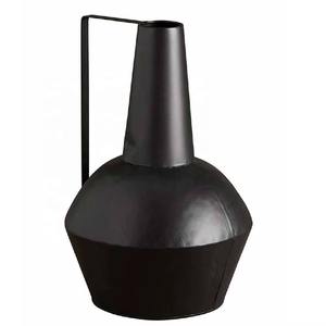 Vase en aluminium noir exquis avec poignée Accent décoratif élégant fait à la main pour salon chambre et table de bureau - Product Image 1