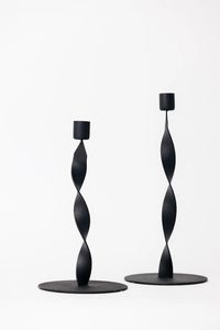Portavelas de hierro con patrón de desplazamiento único con brazos hechos a mano para una hermosa iluminación romántica en interiores vintage - Product Image 3