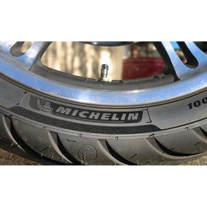 Pneu radial sans chambre à air pour scooters, motos sportives, pneus de moto et motos nues, chauffe rapidement et offre une conduite fluide - Product Image 1