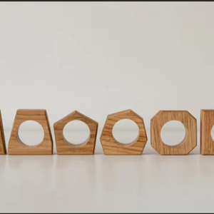 Design géométrique Anneaux de serviette en bois fabriqués à la main pour la décoration de la table de la maison par UCI - Product Image 1