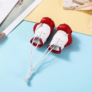 ถุงมือชกมวยขนาดเล็กสำหรับรถยนต์ถุงมือชกมวยหนัง PU ที่แขวนกระจกรถยนต์อุปกรณ์ตกแต่งภายในรถมัลติฟังก์ชั่น