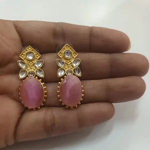 Pendientes tradicionales de latón con piedra de fresa para niñas y mujeres, ropa de fiesta a la moda, joyería de latón a la moda, producto a granel - Product Image 1