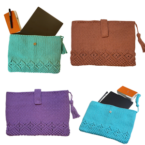 Estuche para computadora portátil de ganchillo multicolor ecológico, suave, duradero y elegante con cierre de botón ajustable, accesorio para mujer - Product Image 1