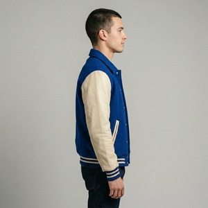 เสื้อแจ็คเก็ต Letterman สีน้ำเงินเข้ม ตัวเสื้อทำจากผ้าขนสัตว์ แขนเสื้อทำจากหนัง คอเสื้อและปลายแขนเสื้อถักแบบริบ ติดกระดุมแป๊กด้านหน้า โลโก้สั่งทำได้ สไตล์สตรีทแวร์ เสื้อคลุมสำหรับผู้ชาย - Product Image 3