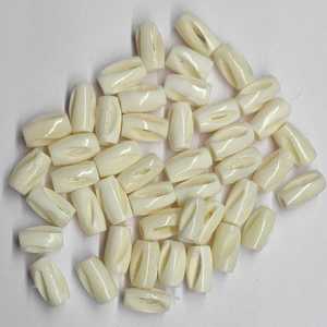 Accessoire de bijoux artisanal en perles d'os rondes bleues sculptées à la main sur mesure pour la création de colliers et de bracelets - Product Image 3