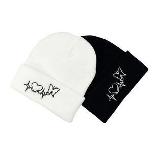 Gorros Unisex con Bordado de Electrocardiograma de Corazón, Gorros de Punto Casuales para Otoño e Invierno, Color Negro y Blanco - Product Image 3