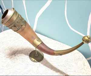 Auténtica copa de cuerno vikingo nórdico con soporte de madera - Product Image 3