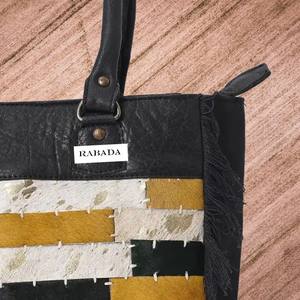 ¡Novedad de 2023! Bolsos de mano Western Weekender para mujer, piel de vaca hecha de Parte delantera azética parcheada con lona reciclada con asas de cuero - Product Image 2