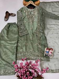 Ensemble prêt-à-porter entièrement cousu en soie organza avec broderie Zari et sequins, comprenant un haut et un pantalon palazzo avec dupatta. - Product Image 2