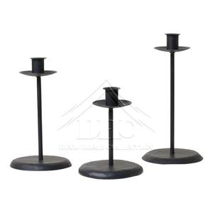 Bougeoir élégant en métal avec des détails artisanaux et un design vintage unique pour une décoration intérieure classique et moderne - Product Image 3