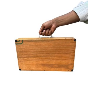 Caja de madera Gandhi Ji Charkha de fabricación india o Exhibición cultural o decoración del hogar y uso educativo disponible para la venta - Product Image 2