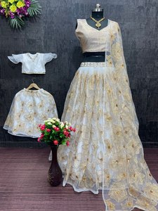 Ensemble Lehenga Choli long en tulle doux de qualité supérieure, style ethnique de créateur, brodé de sequins, pour tenue de fête mère-fille - Product Image 5