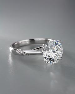 แหวนหมั้นเพชรโมอิสทรงกลม10มม. พร้อมสำเนียงด้านข้าง | เครื่องประดับงานแต่งงานแบบคลาสสิก - Product Image 3