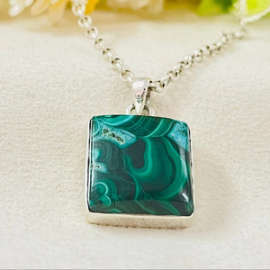 Delicado collar con colgante de malaquita de plata esterlina hecho a mano para mujer, ajuste de bisel, regalo con incrustaciones para ella - Product Image 1