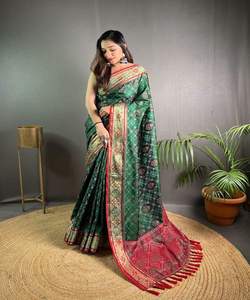 Magnifique saree en soie Banarasi pour femme avec travail lourd traditionnel et look de mariage fantaisie pour événements spéciaux - Product Image 1
