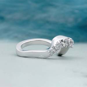 Anillo de Diamantes con Diseño Ondulado, 0.70 Quilates, Contorno Dorado, Anillo de Boda - Product Image 2