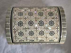 Caja Organizadora de Joyas de Madera de Alta Calidad Hecha a Mano con Diseño Floral Grabado, Moderna, de Lujo, Personalizable, con Incrustaciones de Madreperla - Product Image 5