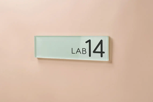 Plaque murale en acrylique personnalisée autocollante pour <span class=keywords><strong>porte</strong></span>, bureau, salon, entreprise, petite boutique, location de bureau, suite, affichage du numéro de étage - Product Image 5