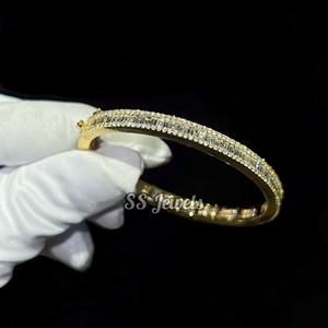 Bracelet de style bracelet pour femme de luxe en or jaune 10 carats avec diamant baguette et coupe VVS Lab Grown Diamond Channel Set Bracelets - Product Image 6