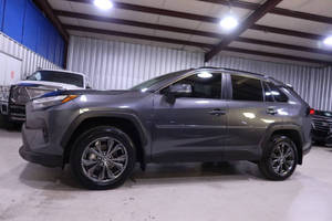 Toyota RAV 4 Hybride XLE Premium 2024 légèrement utilisée - Product Image 2