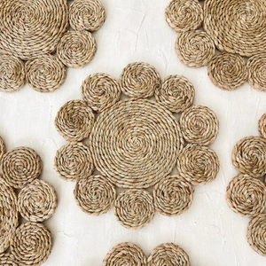 Napperons en jonc de mer fabriqués au Vietnam vaisselle décorative tissée à la main en forme de fleur - Product Image 1
