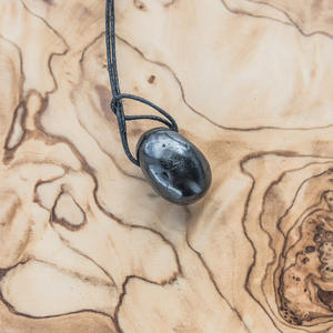 Colgante de Shungita en forma de gota pulida de 0.6*1 pulgadas (15*25 mm) - Product Image 2