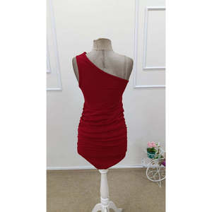 Robe courte en crêpe importée pour femme, à épaules dénudées, ornée, 31678 - Rouge - Product Image 5