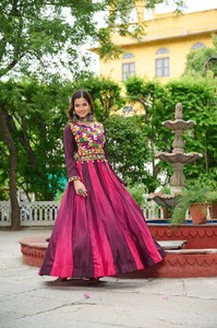 Lanzamiento del Nuevo Diseño Moderno de Lehenga Choli Especial para Navratri, Tela Chiffon con Bordado Kutchi Gamthi - Product Image 5